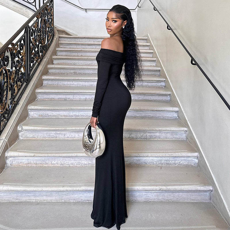 Robe fourreau noire à épaules dénudées et coupe ajustée