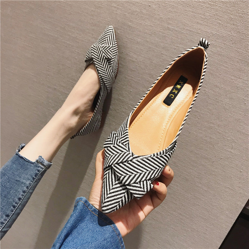 Chaussures simples pointues et peu profondes pour femmes