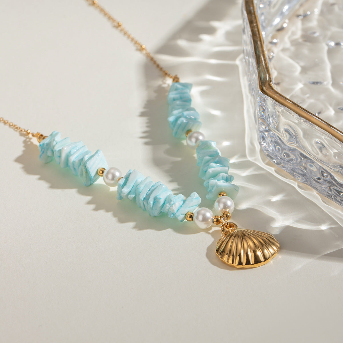 Collier avec pendentif en coquillage vert menthe et perles