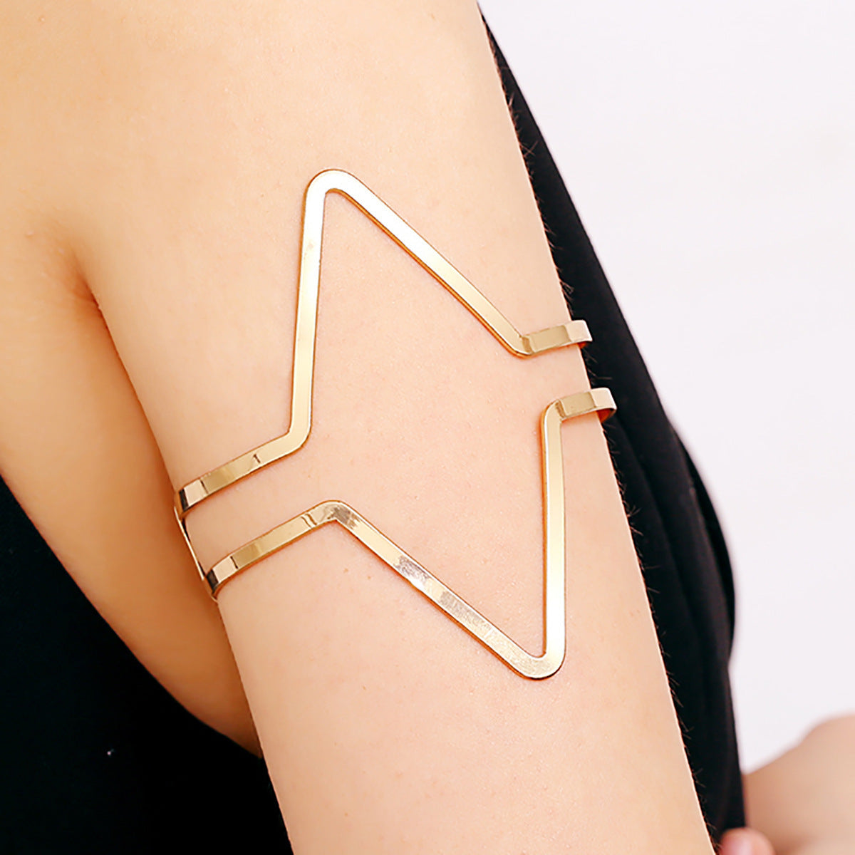 Bracelet de bras triangulaire géométrique exagéré à la mode