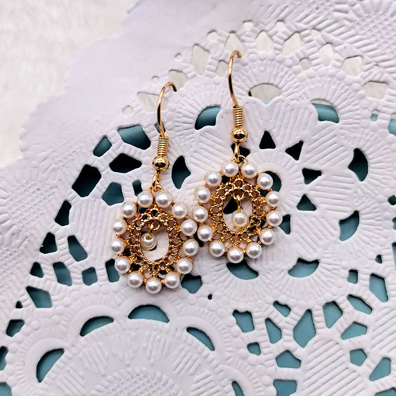 Boucles d'oreilles baroques rétro élégantes en maille creuse avec perles