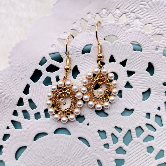 Boucles d'oreilles baroques rétro élégantes en maille creuse avec perles