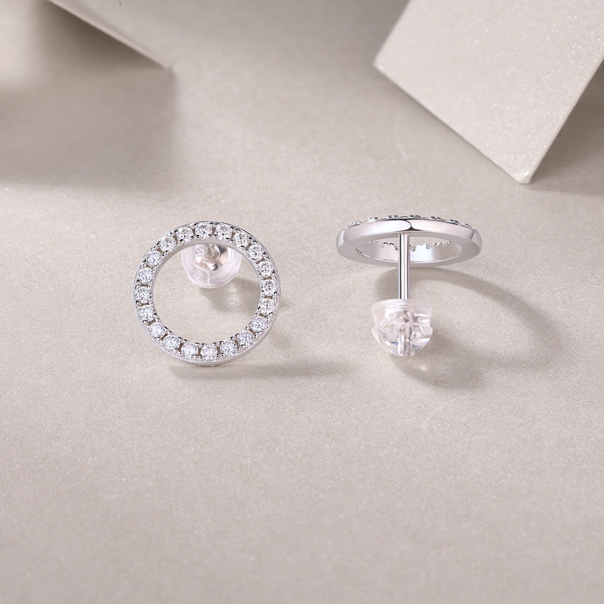 Découvrez les boucles d'oreilles en argent et moissanite serties de diamants, boucles d'oreilles à tige de luxe en diamant tendance 