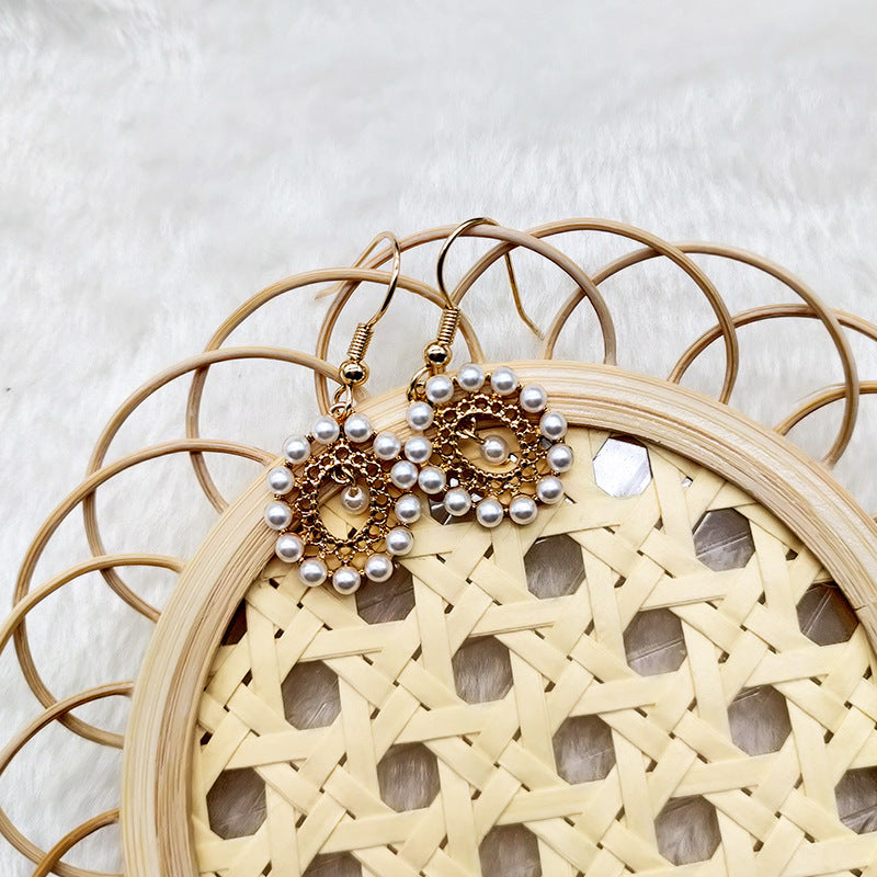 Boucles d'oreilles baroques rétro élégantes en maille creuse avec perles