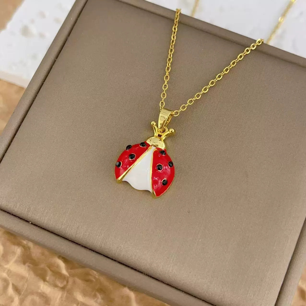 Collier créatif pour femme avec pendentif coccinelle et dessin animé, bijou de niche, chaîne de clavicule polyvalente