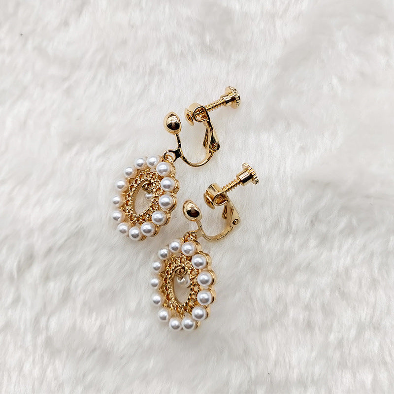 Boucles d'oreilles baroques rétro élégantes en maille creuse avec perles