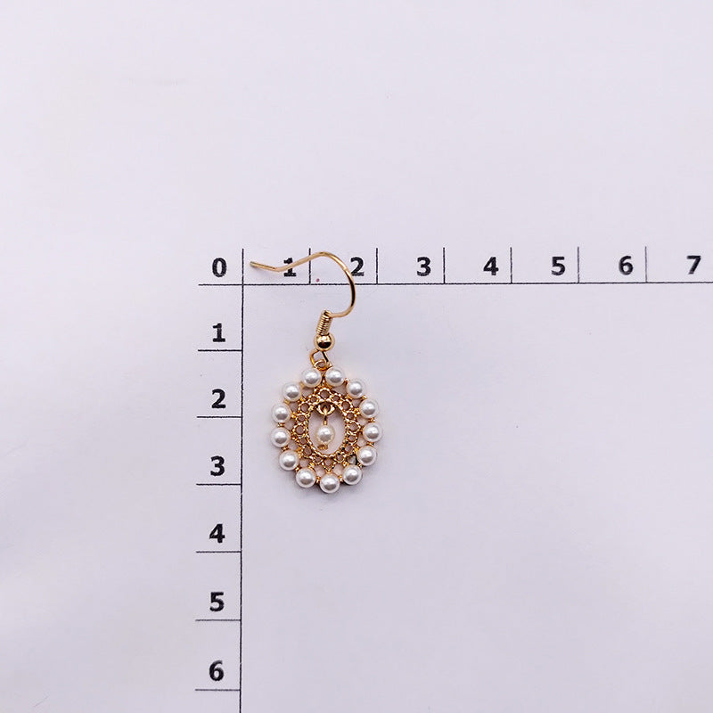 Boucles d'oreilles baroques rétro élégantes en maille creuse avec perles