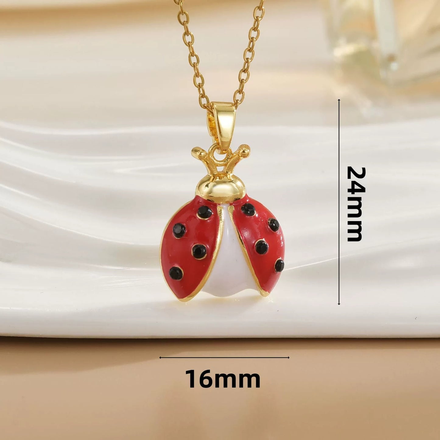 Collier créatif pour femme avec pendentif coccinelle et dessin animé, bijou de niche, chaîne de clavicule polyvalente