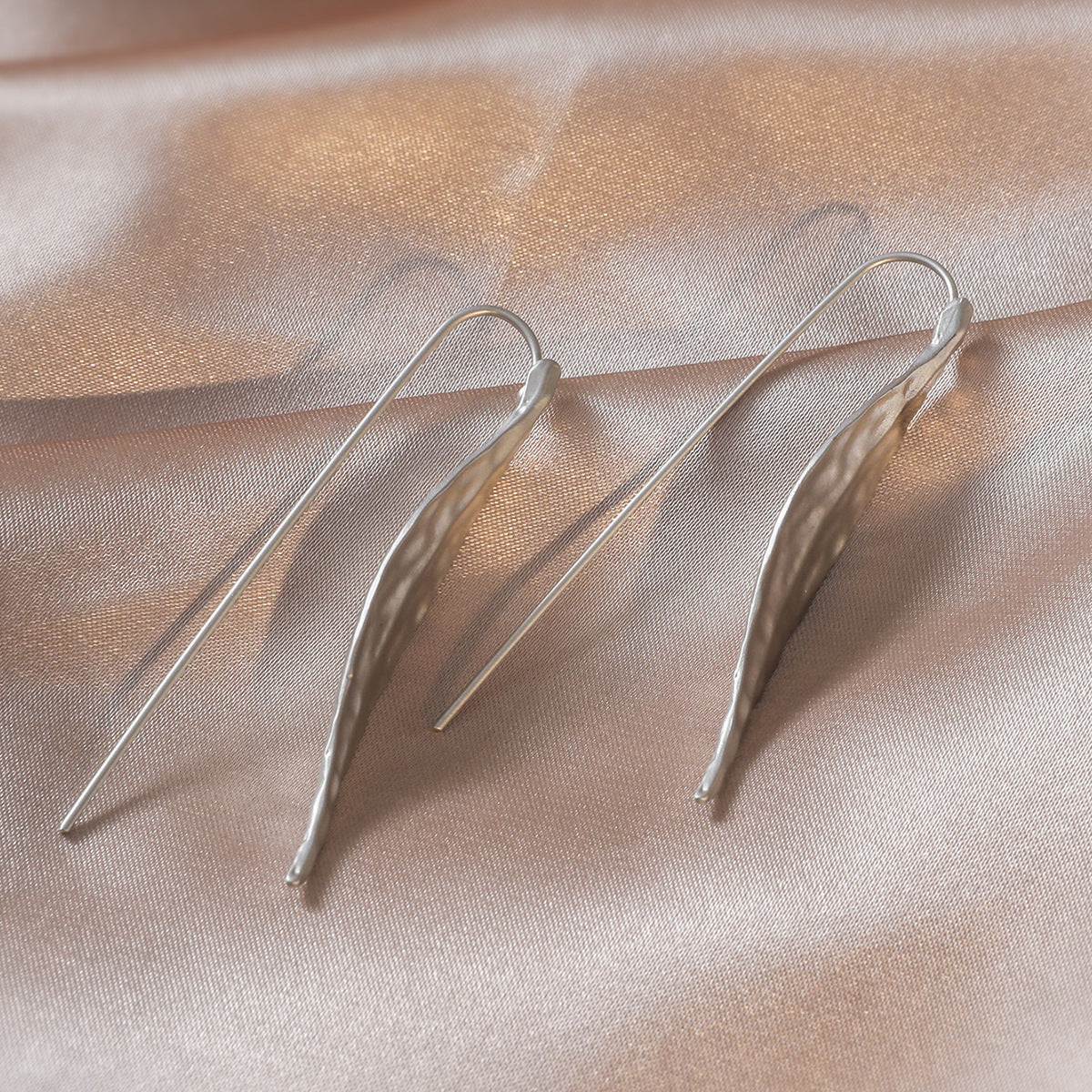 Boucles d'oreilles en or asiatiques irrégulières en forme de feuille pour minorités capricieuses