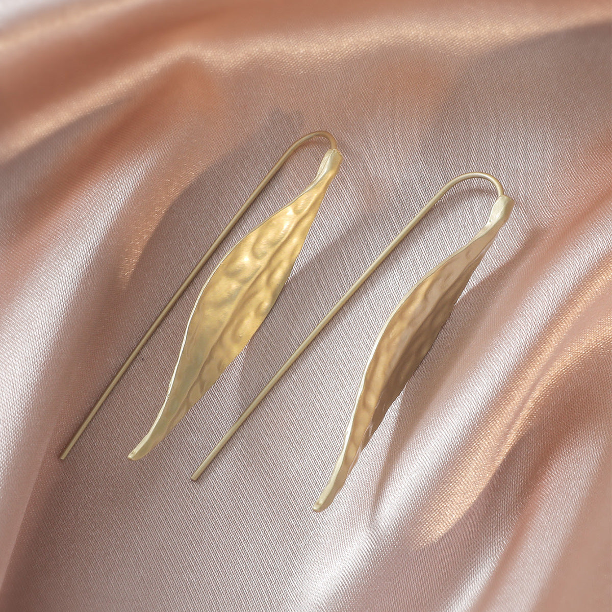Boucles d'oreilles en or asiatiques irrégulières en forme de feuille pour minorités capricieuses
