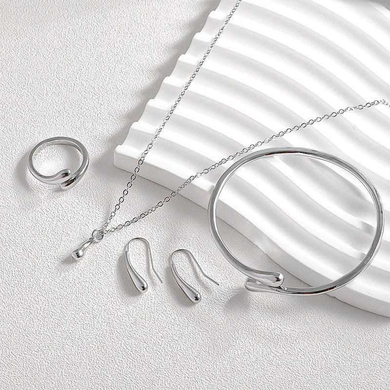 Ensemble collier, boucles d'oreilles, bague, bracelet en forme de goutte, quatre pièces