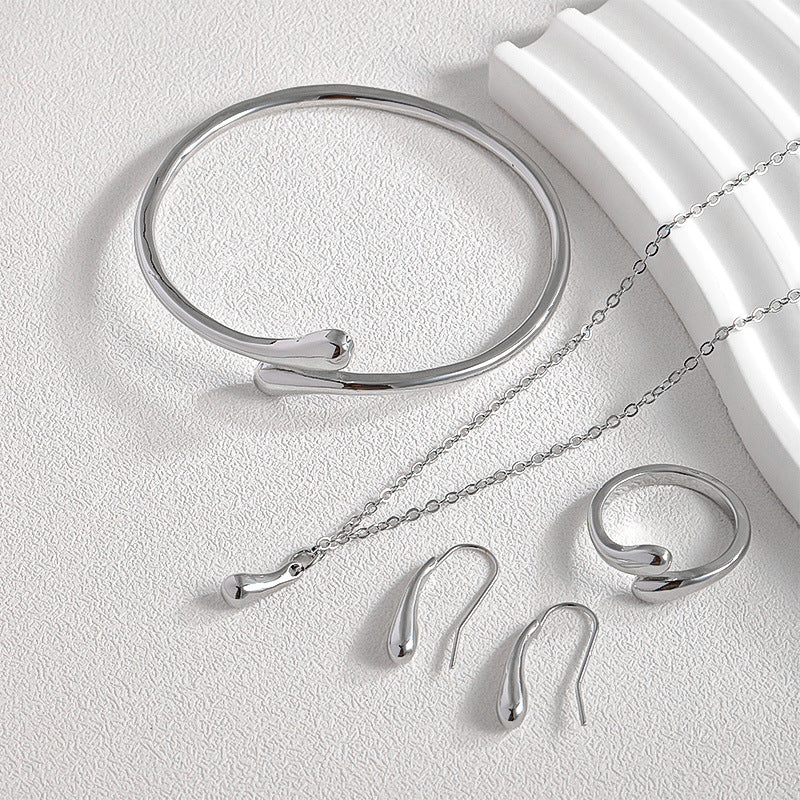 Ensemble collier, boucles d'oreilles, bague, bracelet en forme de goutte, quatre pièces