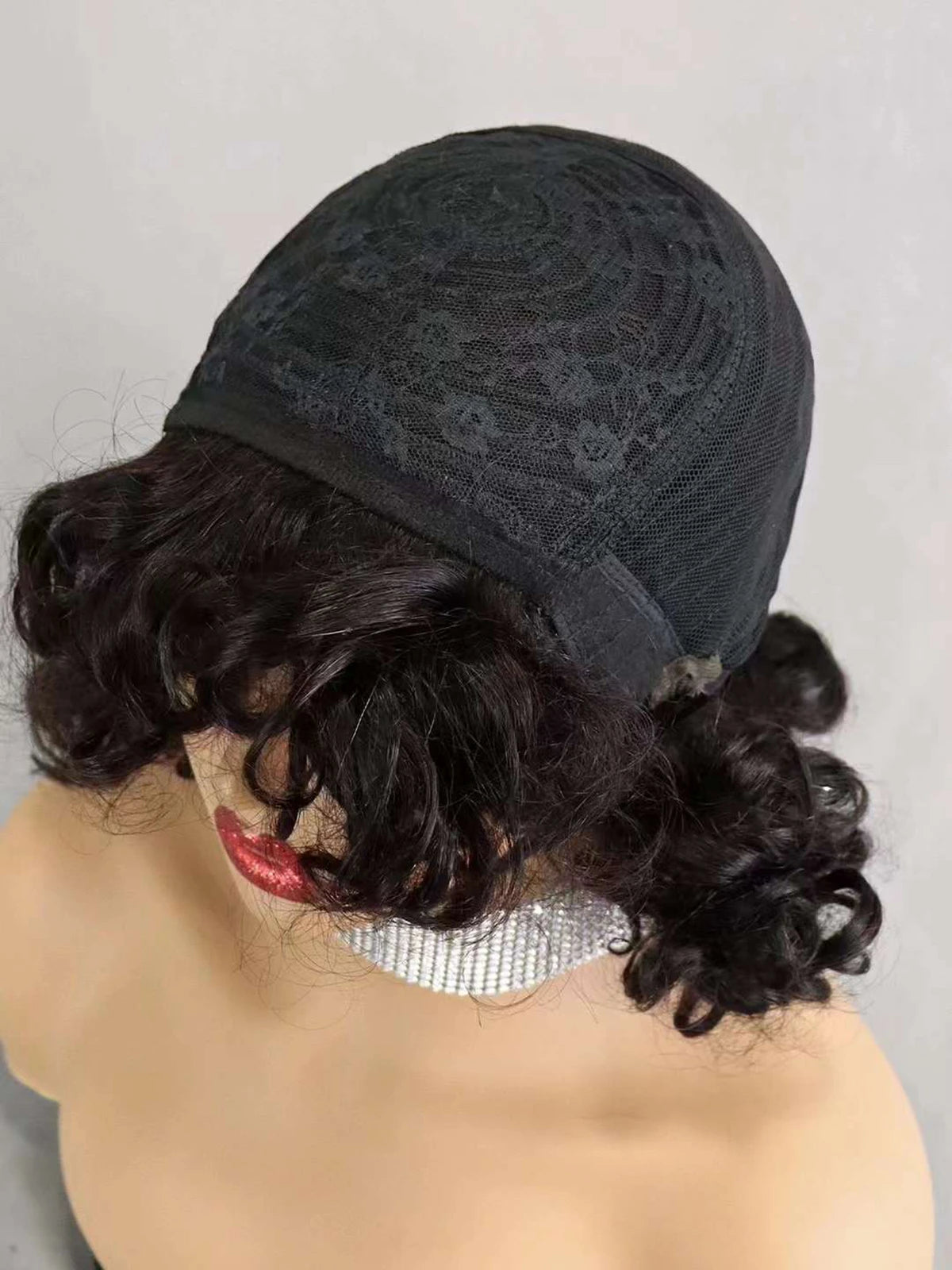 Perruques de cheveux humains bouclés et rebondissants bordeaux 99J #, densité 200 %, avec frange, courtes, bouclées et lâches, fabriquées à la machine, pré-épilées pour femmes