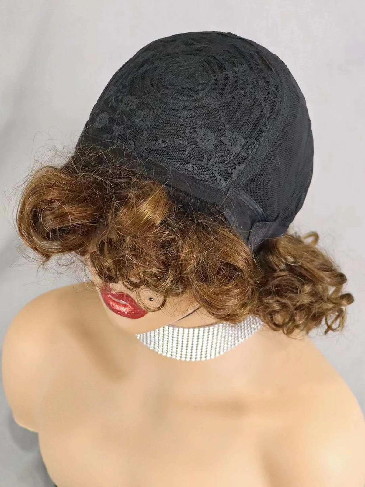 Perruques de cheveux humains bouclés et rebondissants bordeaux 99J #, densité 200 %, avec frange, courtes, bouclées et lâches, fabriquées à la machine, pré-épilées pour femmes