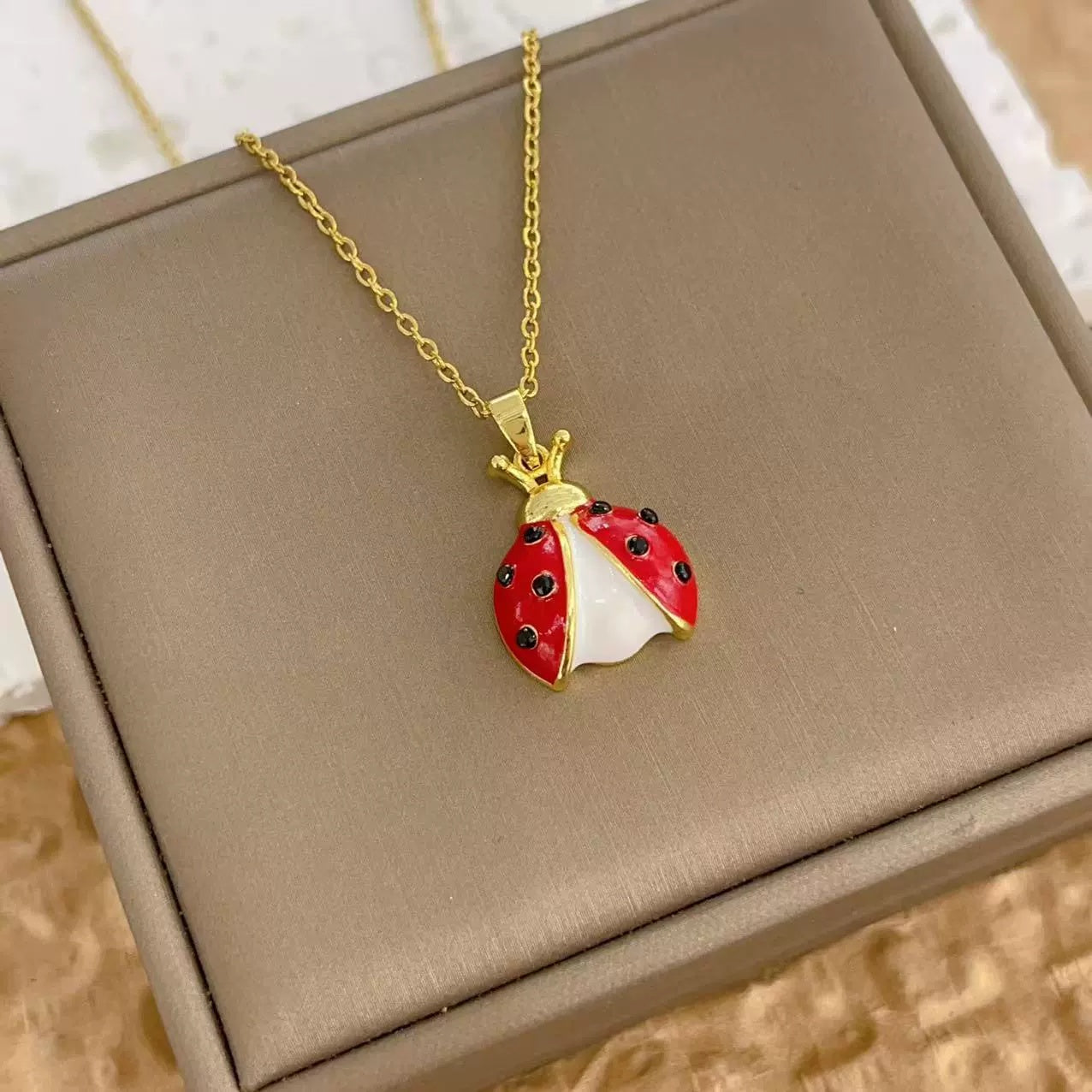 Collier créatif pour femme avec pendentif coccinelle et dessin animé, bijou de niche, chaîne de clavicule polyvalente