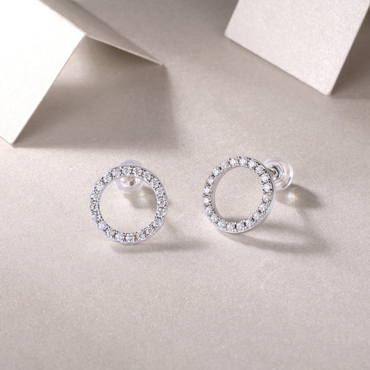 Découvrez les boucles d'oreilles en argent et moissanite serties de diamants, boucles d'oreilles à tige de luxe en diamant tendance 