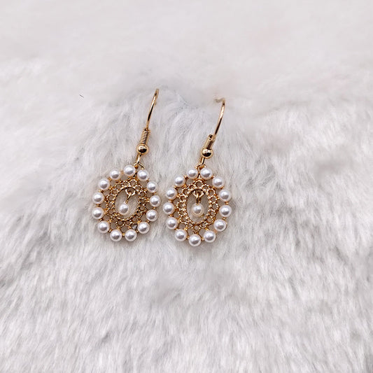 Boucles d'oreilles baroques rétro élégantes en maille creuse avec perles