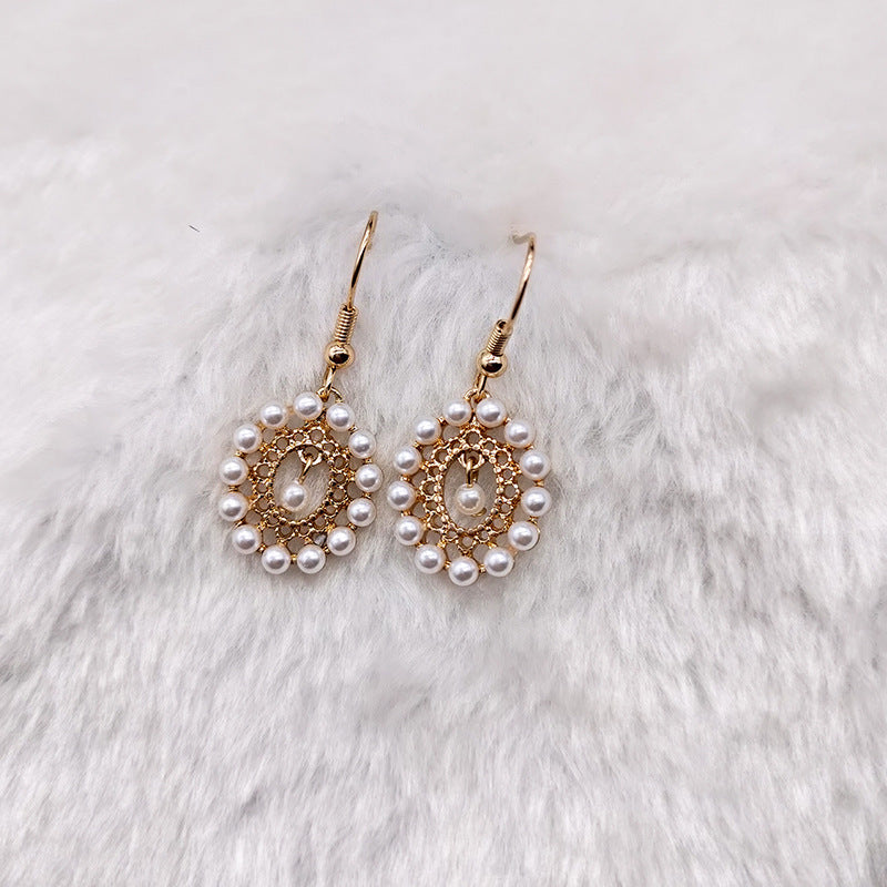 Boucles d'oreilles baroques rétro élégantes en maille creuse avec perles